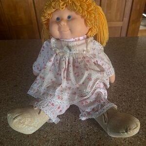 VTG 1983 Blue Box Cabbage Patch Doll Girl w Blonde Hair Blue Eyes Floral Outfit